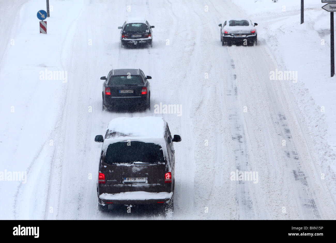 L'inverno, il traffico in un centro, coperta di neve strade. Foto Stock