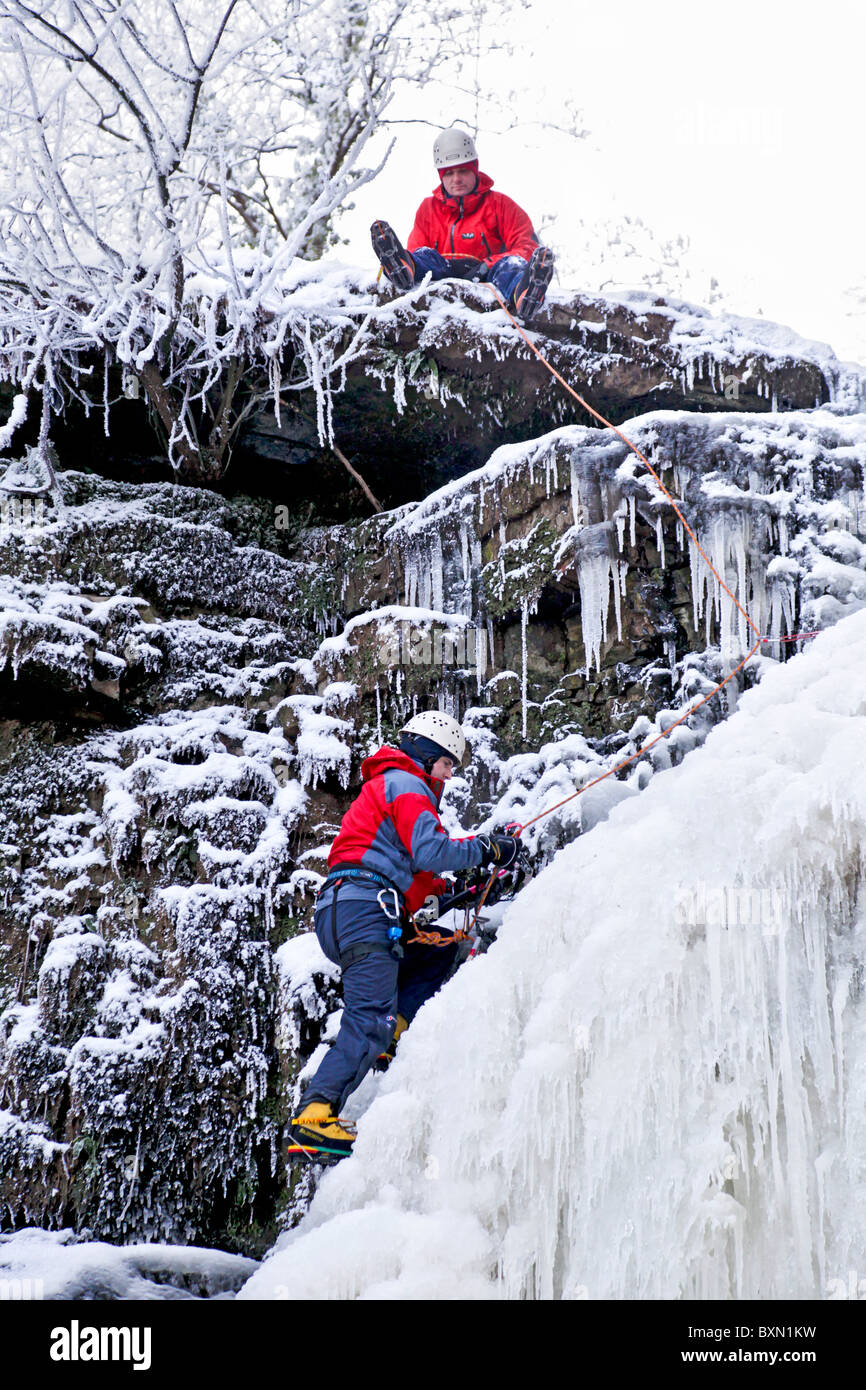 Il ghiaccio salire su una cascata ghiacciata (Lynn scende al di fuori Dalry in North Ayrshire, in Scozia, Regno Unito. Foto Stock