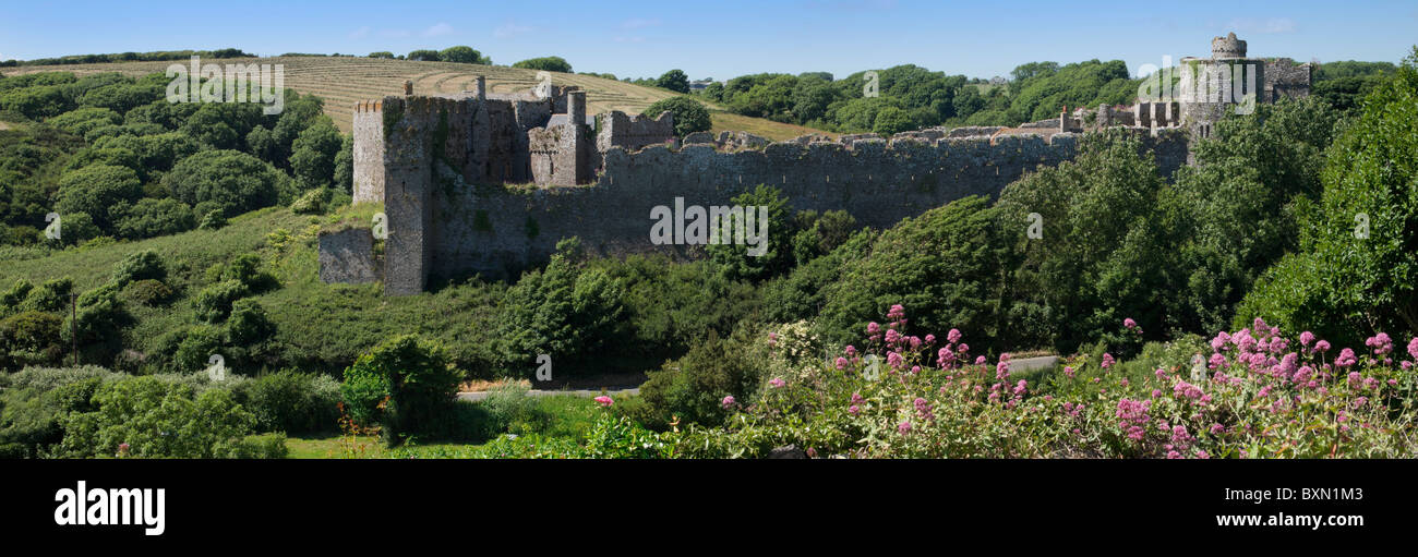 Rovinato castello medievale di manorbier su Il Pembrokeshire Coast dyfed GALLES Foto Stock