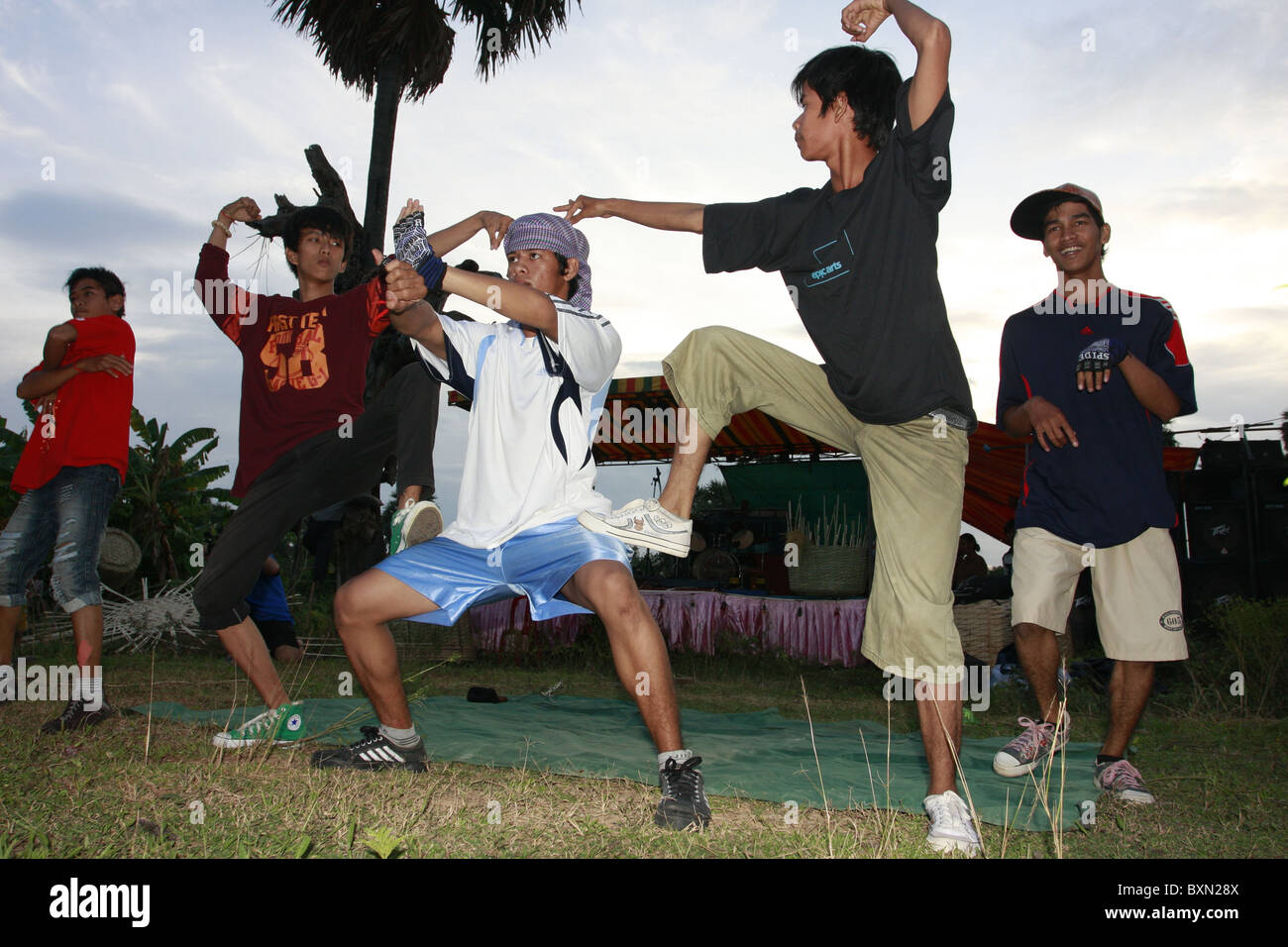 HipHop Teenage performance di danza in Kampot, Cambogia Foto Stock