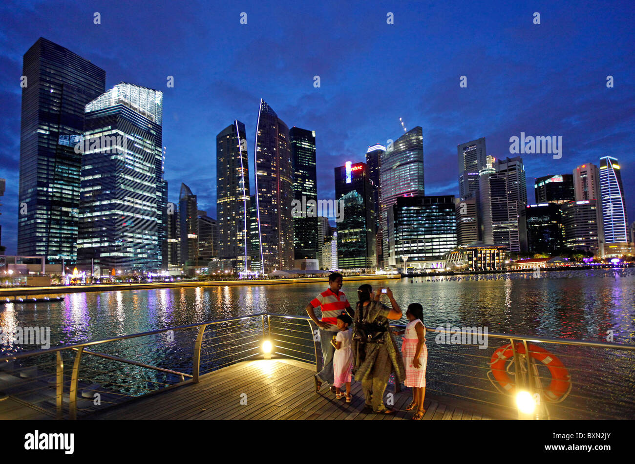 Singapore Marina Bay e lo skyline del quartiere finanziario di notte Foto Stock