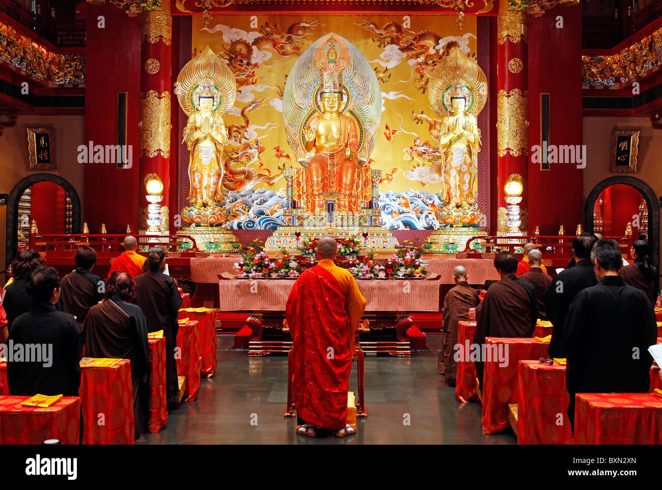 Singapore, preghiera all'interno del Dente del Buddha reliquia tempio Foto Stock