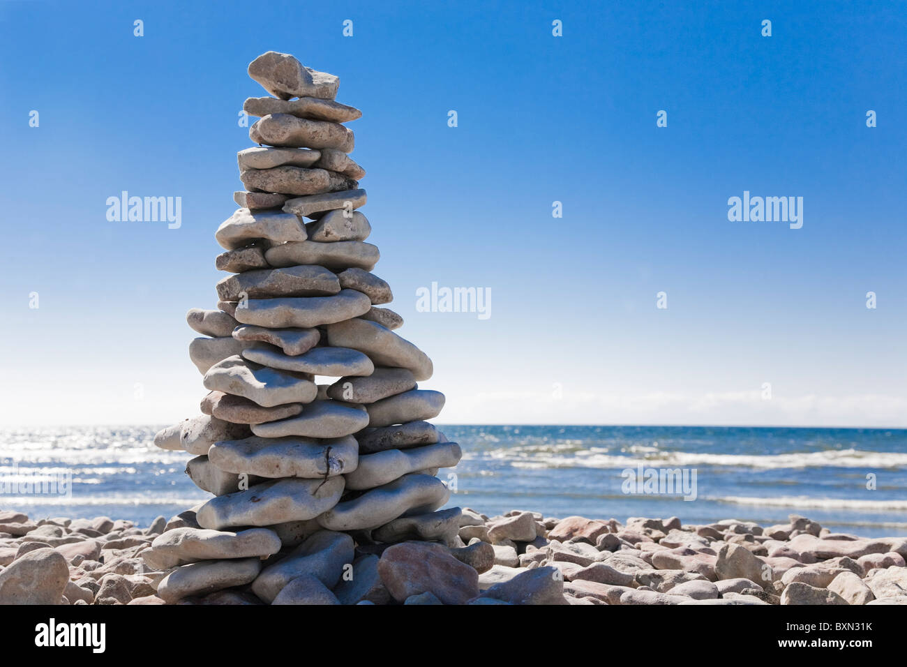 Pietre su una spiaggia su Gotland (Svezia). Foto Stock