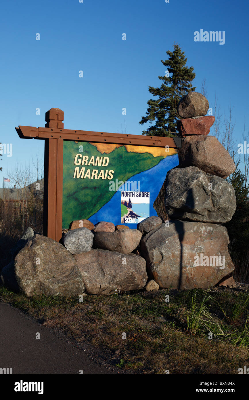 Firmare all'entrata della città di Grand Marais, Minnesota. Foto Stock