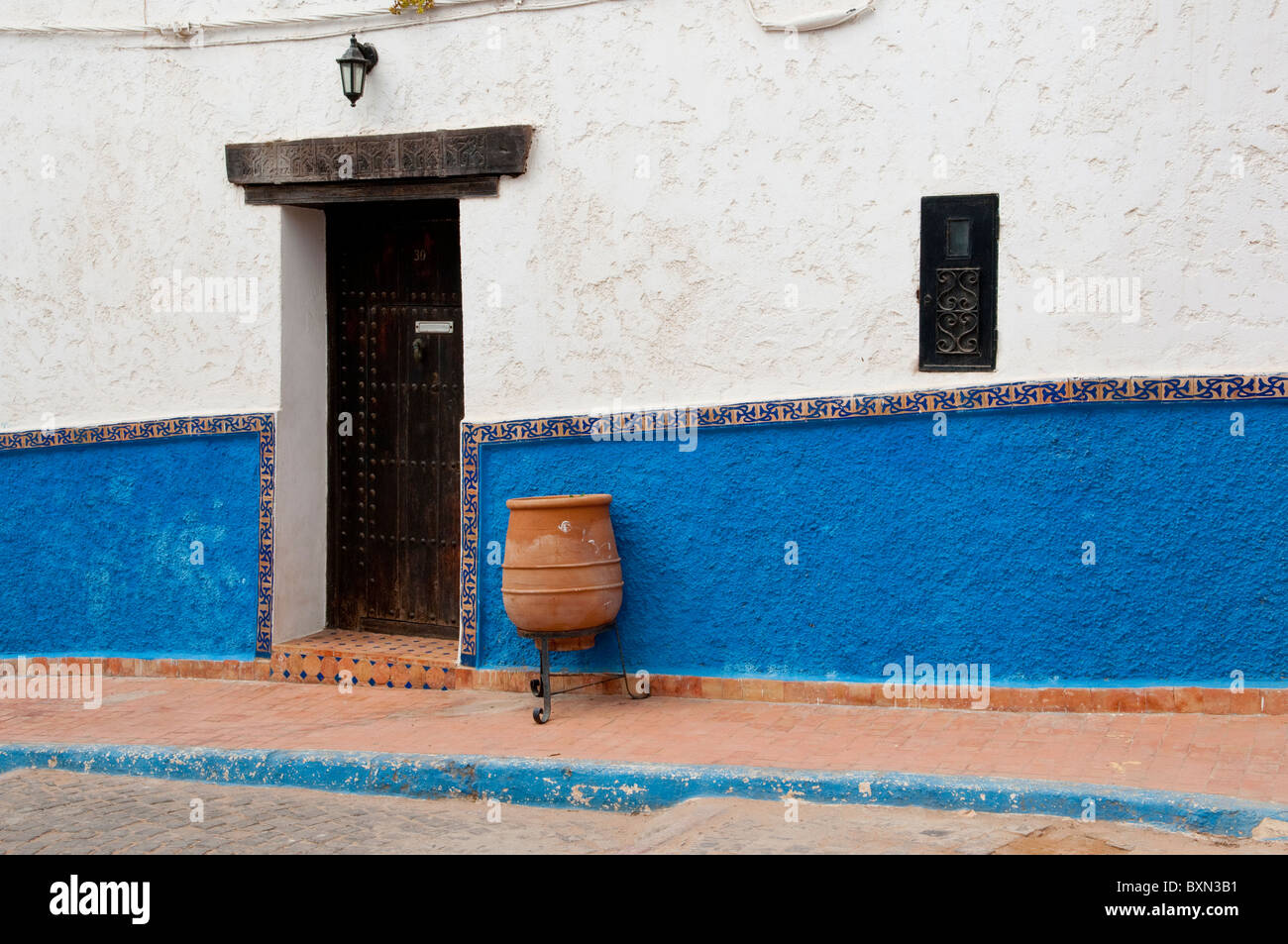 Street e l'architettura dell'edificio nella Medina di Meknes, Marocco. Foto Stock