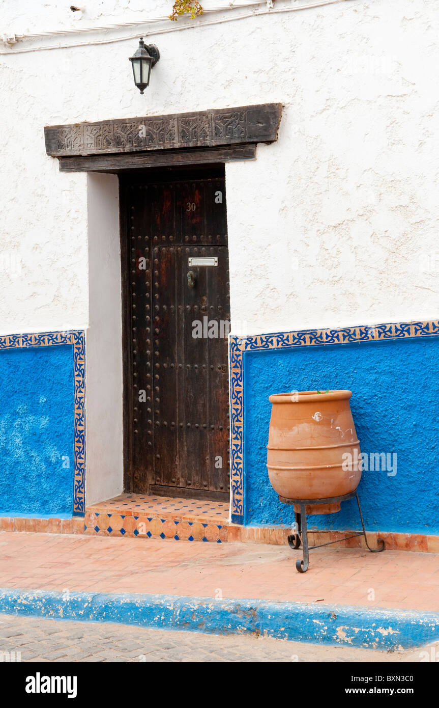 Street e l'architettura dell'edificio nella Medina di Meknes, Marocco. Foto Stock