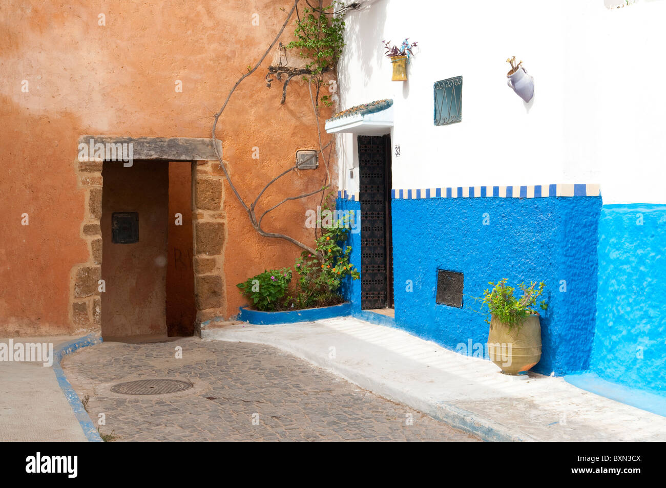 Street e l'architettura dell'edificio nella Medina di Meknes, Marocco. Foto Stock