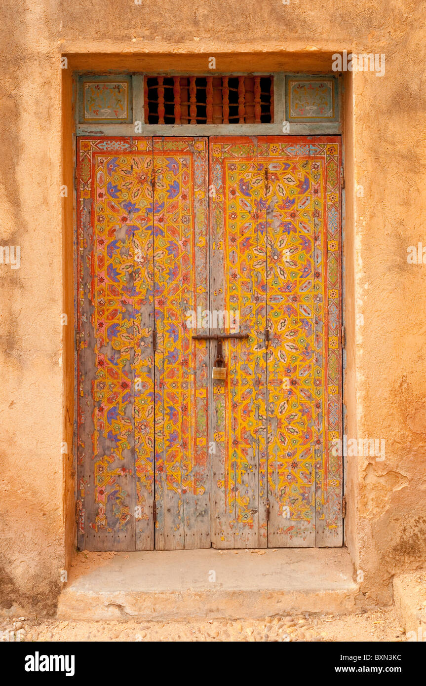 Una decorativa porta nella medina, la vecchia città di Meknes, Marocco. Foto Stock