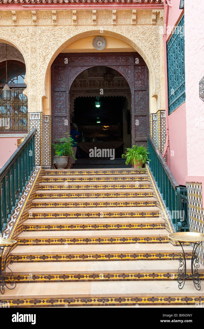 Portali ad arco e alle scale nella medina, la vecchia città di Meknes, Marocco. Foto Stock
