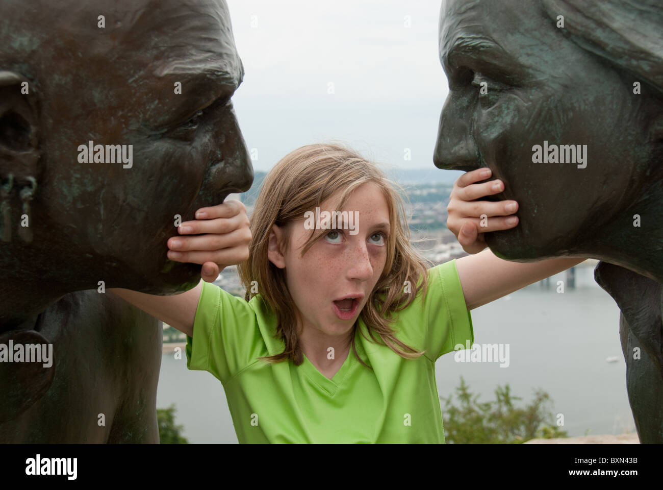 George Washington e statue indiane in Pittsburgh, PA, ragazza tra le statue Foto Stock