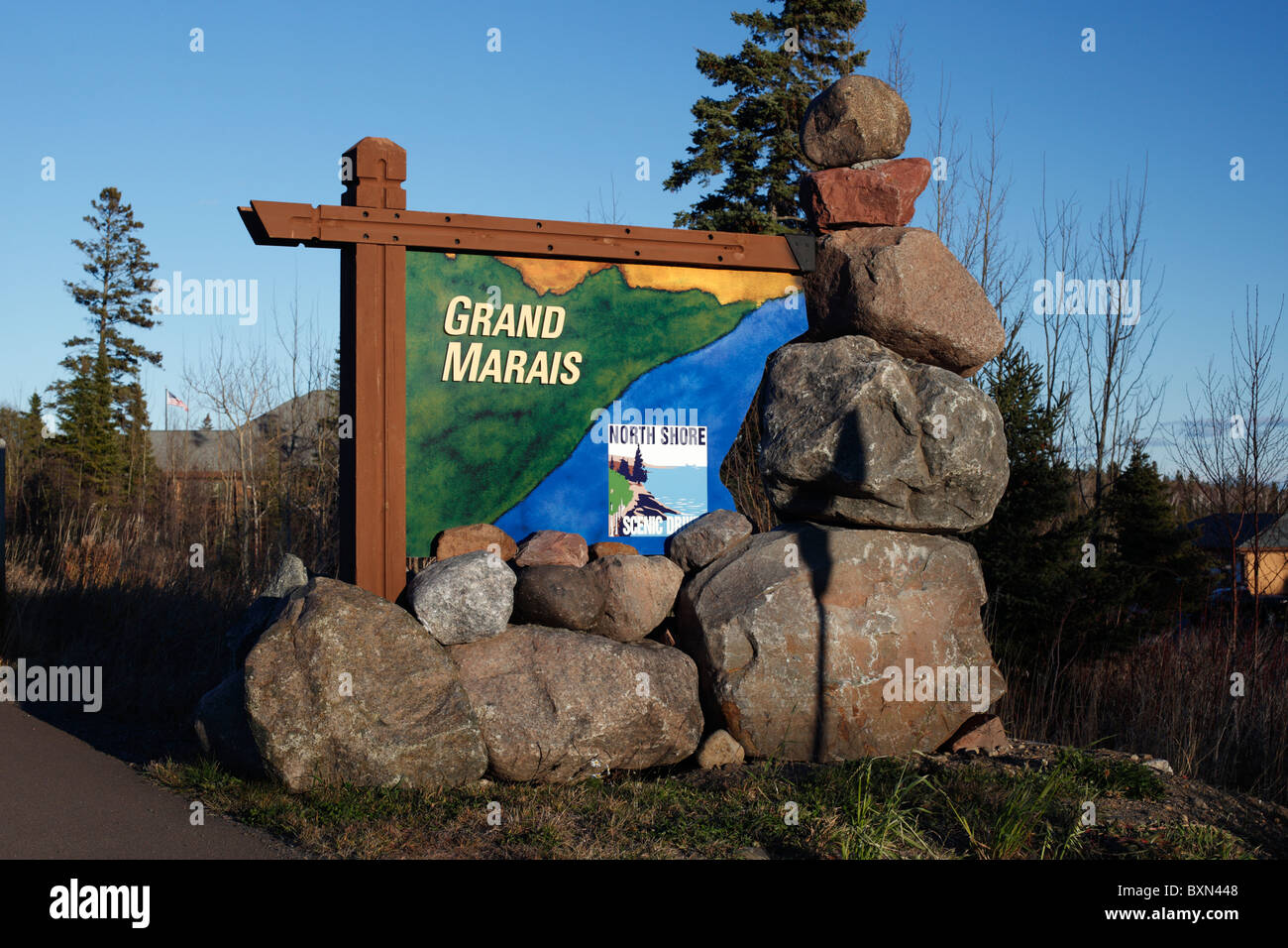 Firmare all'entrata della città di Grand Marais, Minnesota. Foto Stock