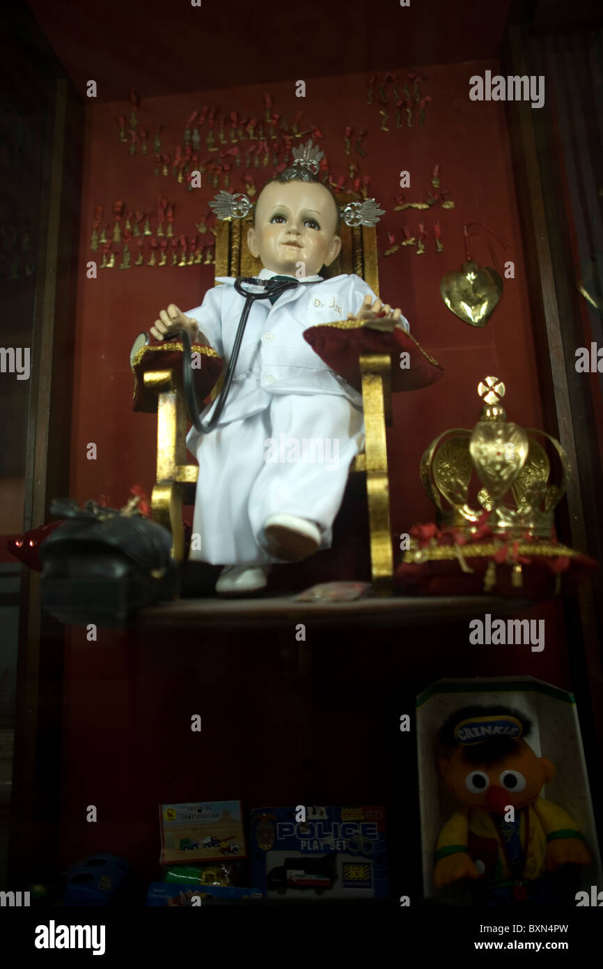 Una statua di Gesù bambino vestito come un medico è visualizzato in Puebla de Zaragoza, Messico. Foto Stock