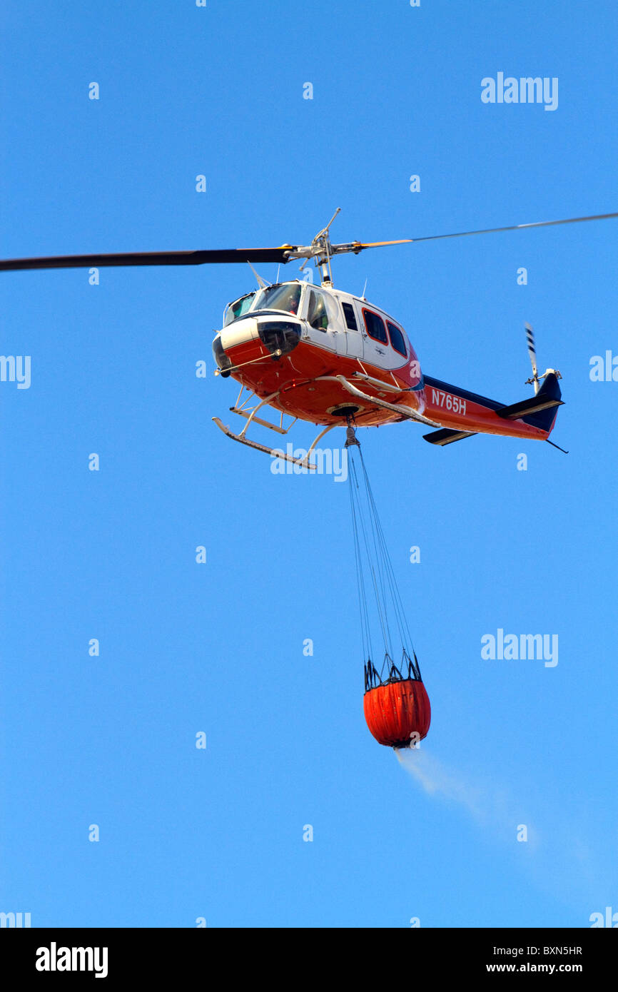 Elicottero con secchio di acqua di eseguire gli interventi di estinzione dell'antenna su un wildfire vicino a Boise, Idaho, Stati Uniti d'America. Foto Stock