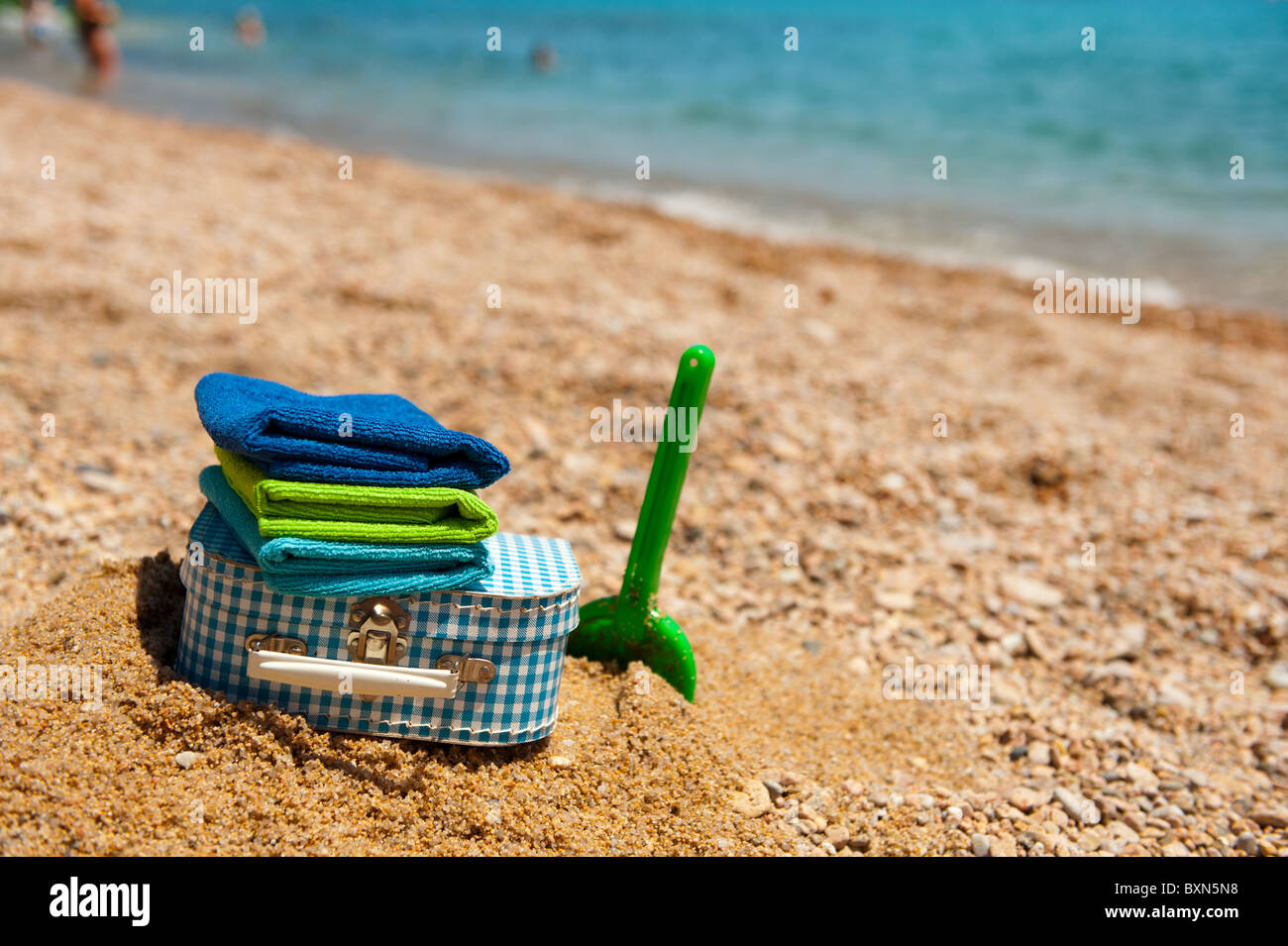 Valigia e giocattoli al Summer Beach in vacanza Foto Stock