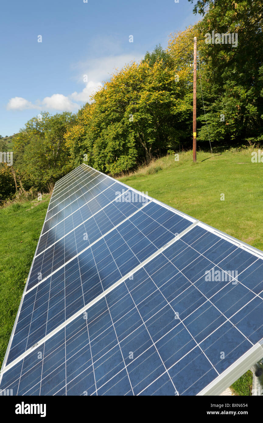 Foto-voltaico pannelli solari in un array NEL REGNO UNITO Foto Stock