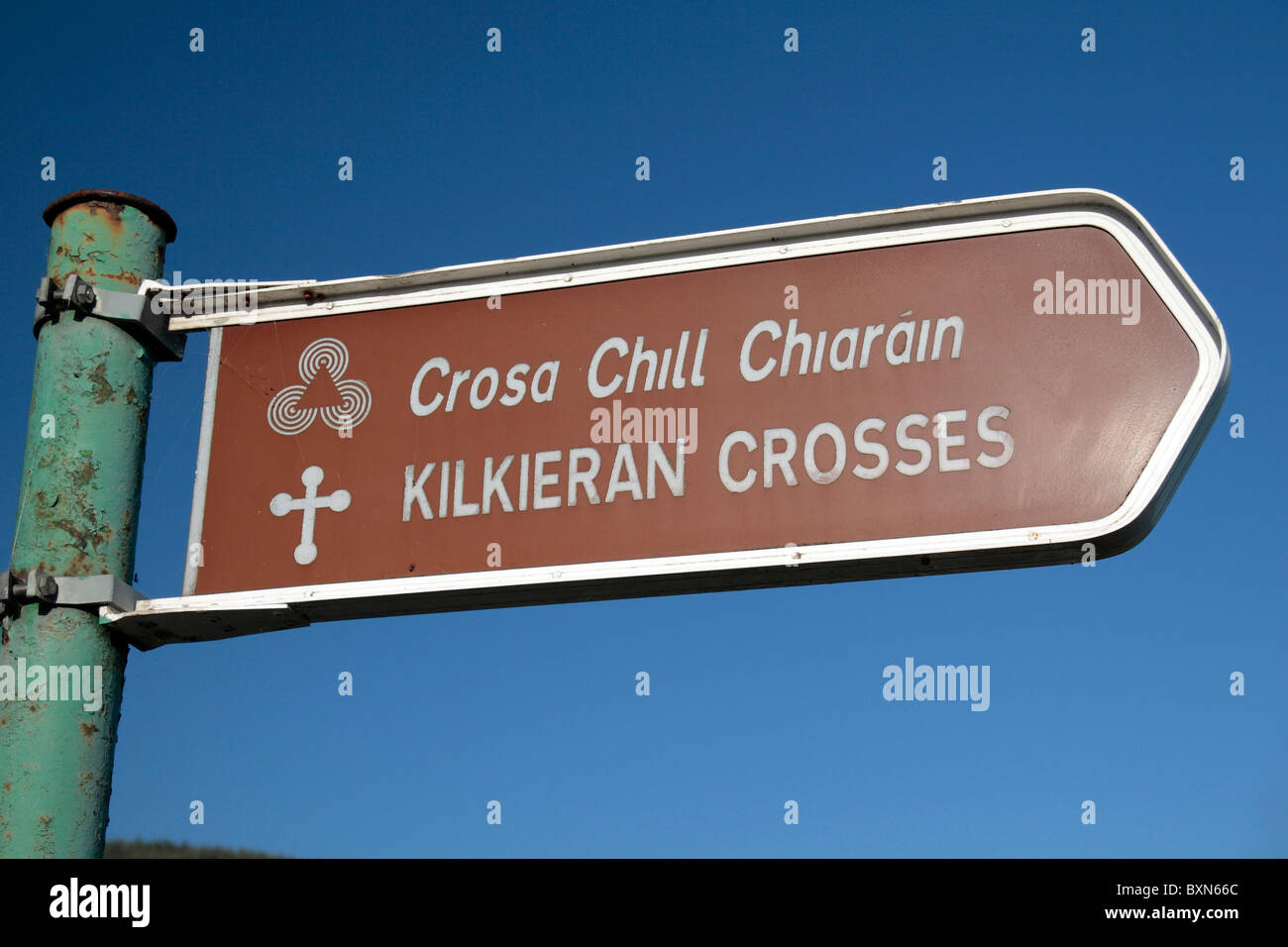 Segno rivolto verso il sito di Kilkieran Croci, Kilkieran, Co Kilkenny, Irlanda (Eire). Foto Stock