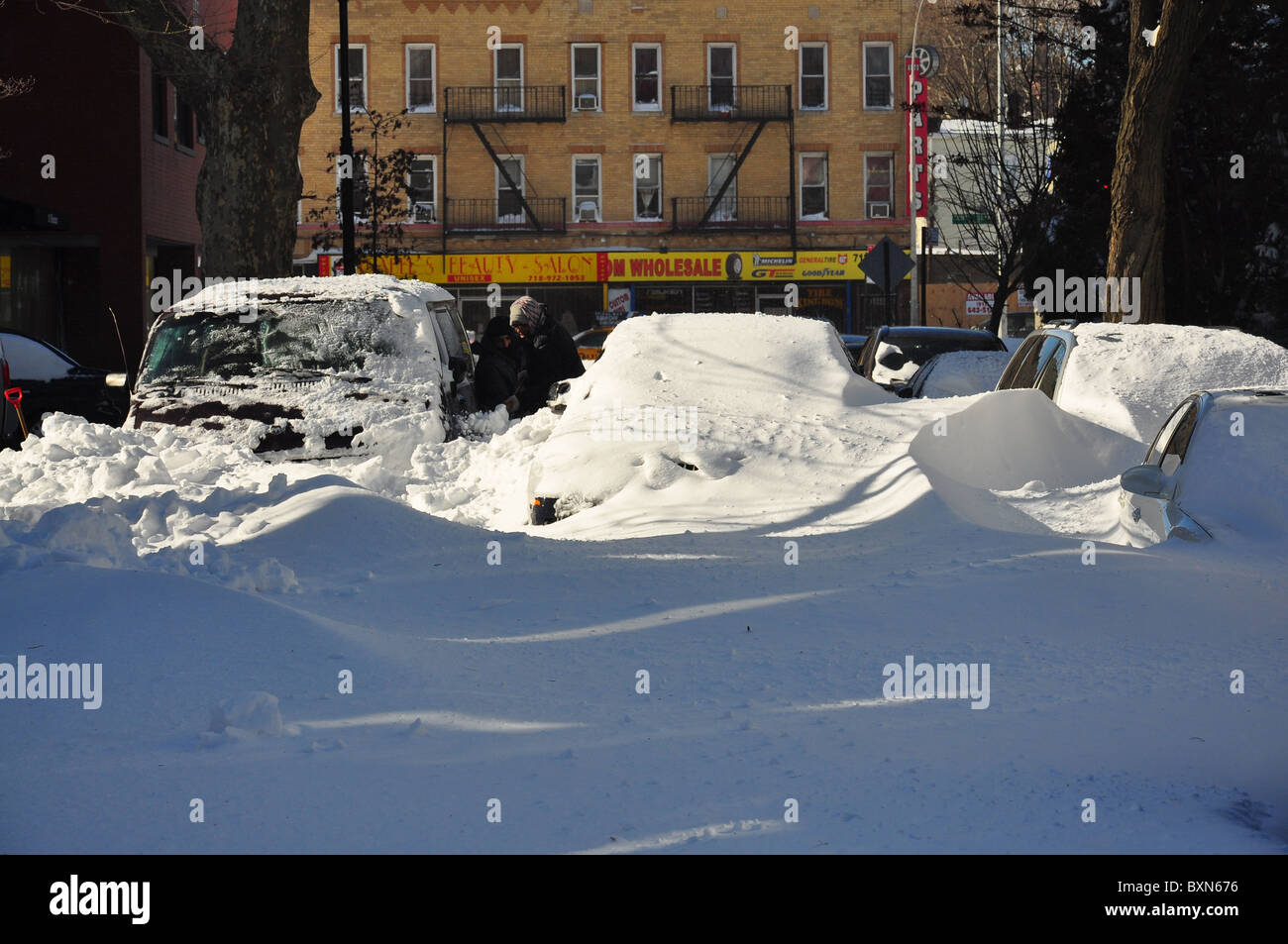 Auto è rimasto bloccato in mezzo alla strada durante una tempesta di neve in New York City Foto Stock