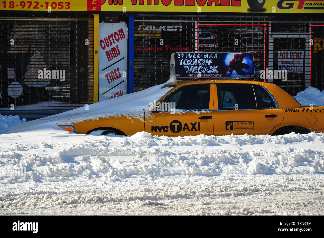 New York taxi giallo sepolto nella neve Foto Stock