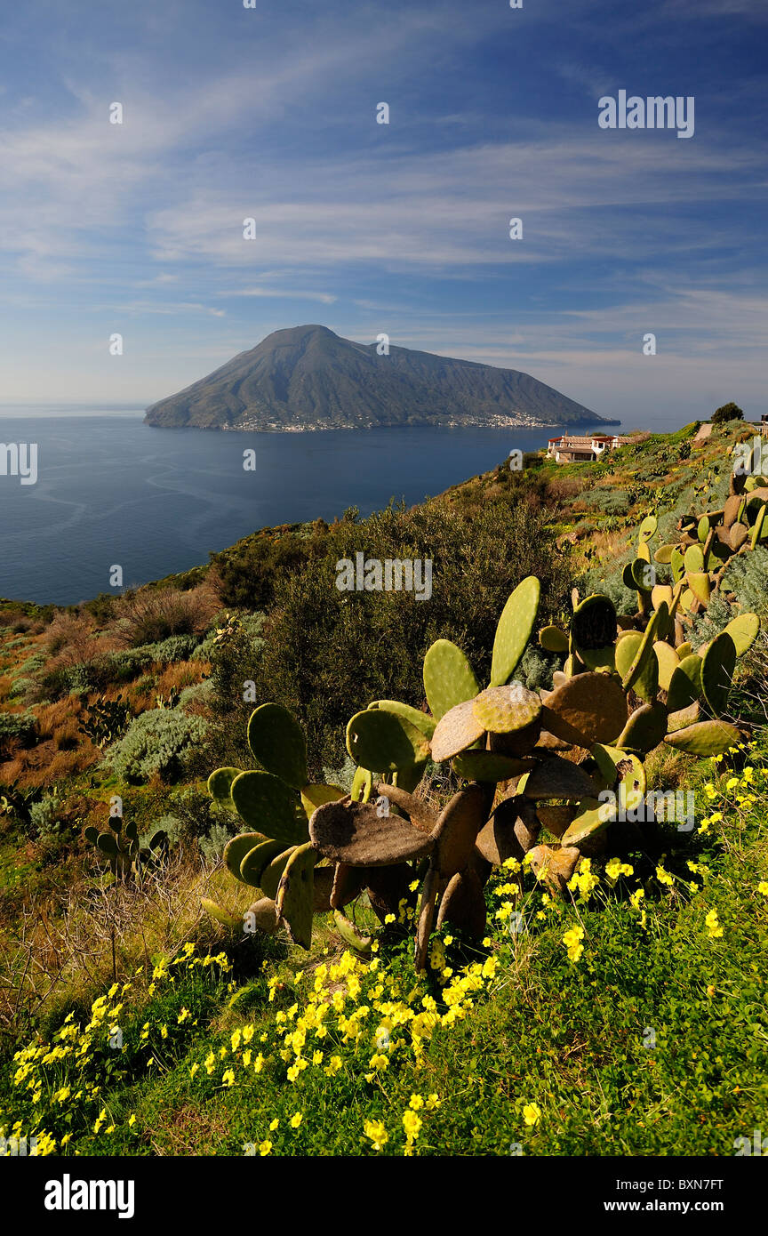 Isola di Salina visto dalla costa di Lipari Foto Stock
