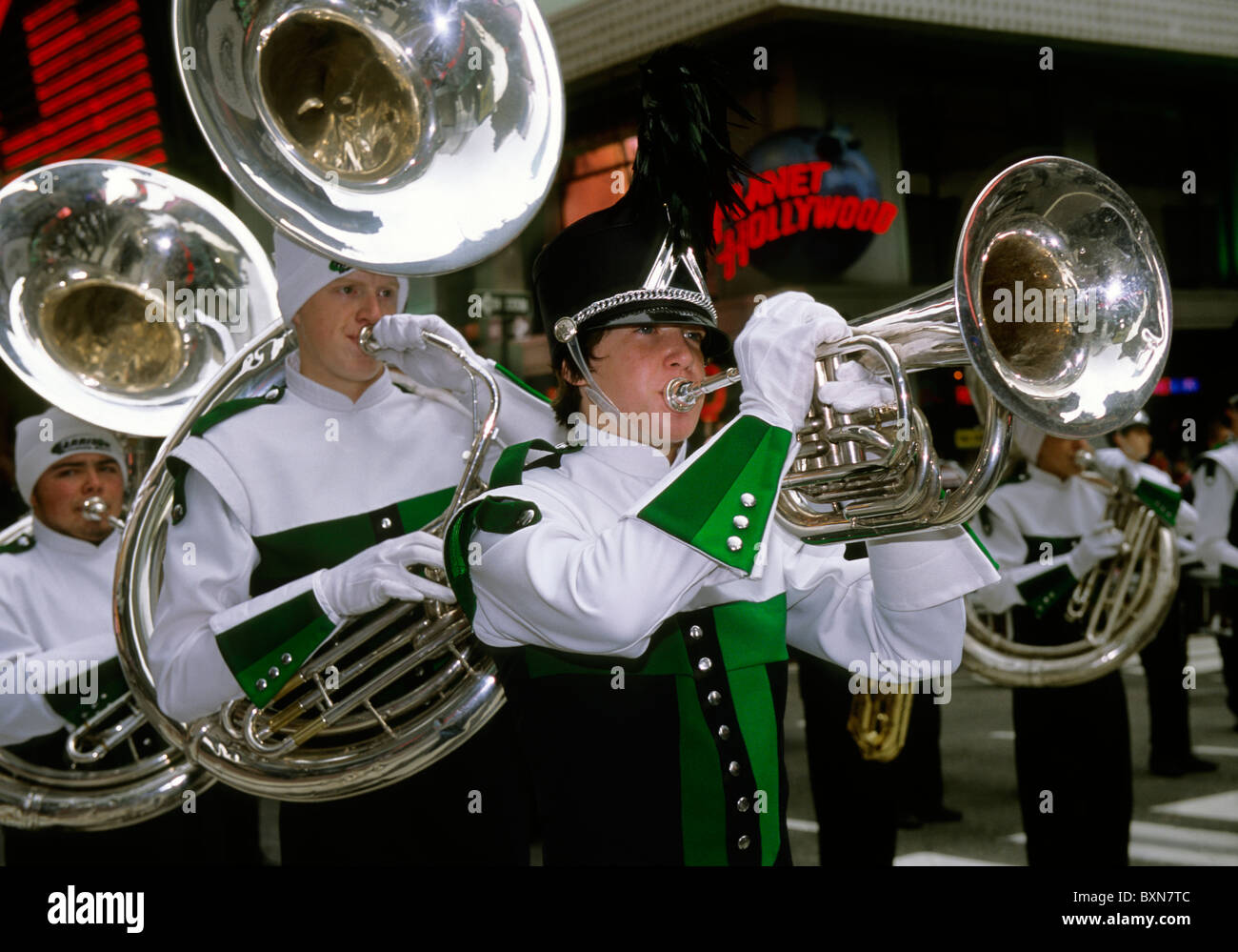 Banda di marching. USA, New York City Parade. Giocatori di Tuba nella celebrazione del giorno del Ringraziamento di Macy a New York Midtown Manhattan. Primo piano. Foto Stock