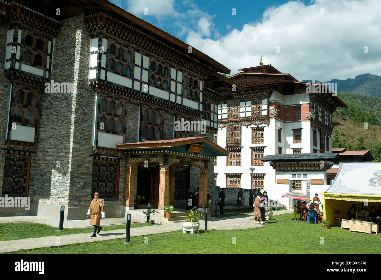 Il Bhutan la biblioteca nazionale nella capitale, Thimpu; un ricevimento per festeggiare una promozione si svolge in tenda al di fuori Foto Stock