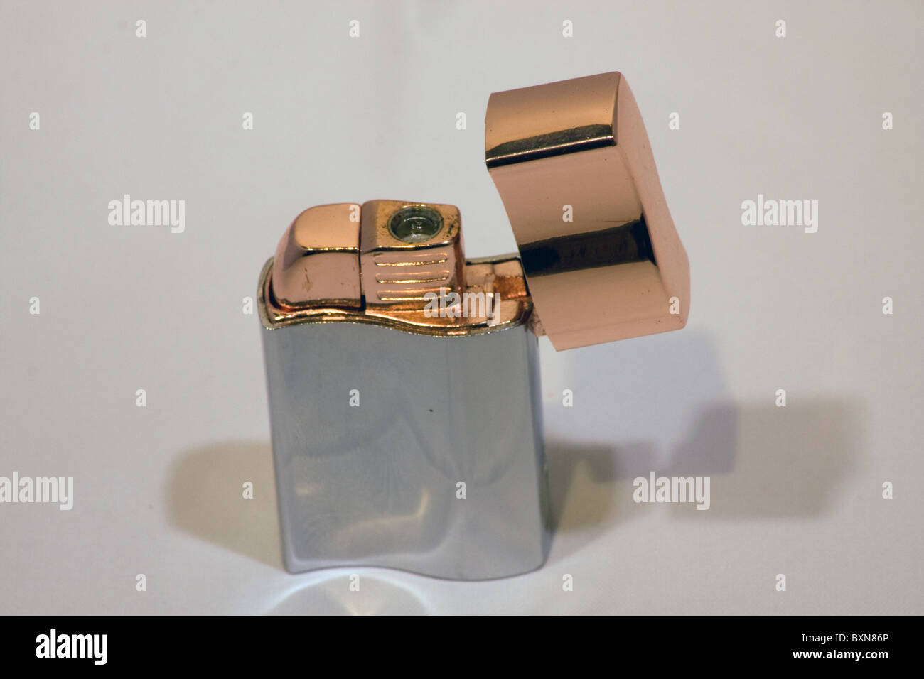 Argento oro accendisigari luce riflessa Foto Stock