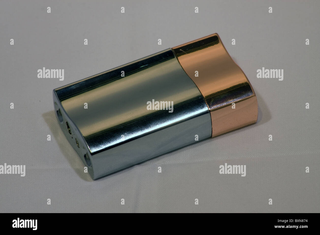 Argento oro accendisigari luce riflessa Foto Stock