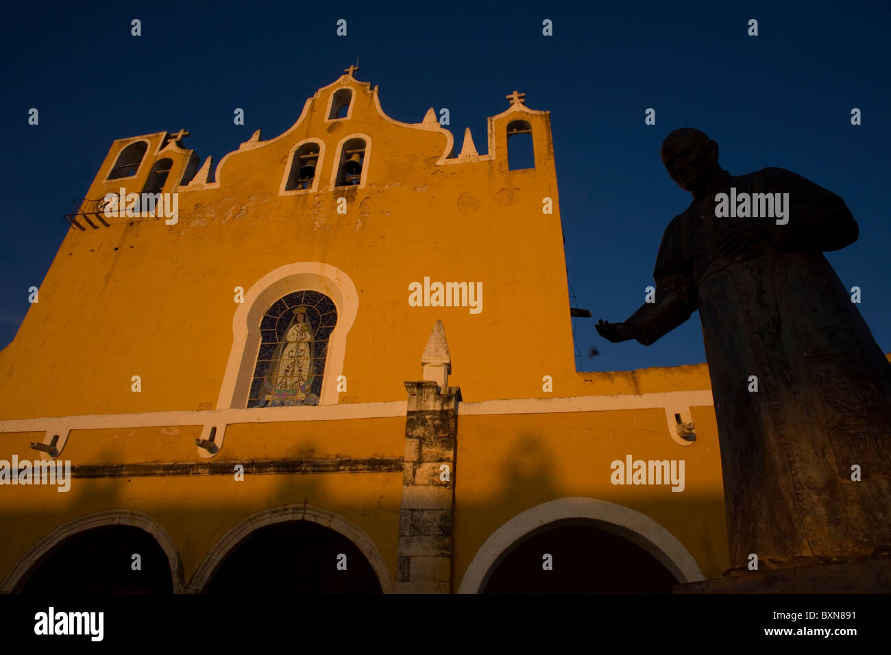 Una statua di Papa Giovanni Paolo II viene visualizzata ant l ingresso del San Antonio De Padova nel convento, Izamal Yucatan, Messico. Foto Stock