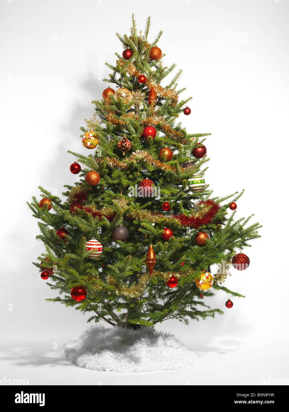 Albero di Natale decorato isolati su sfondo bianco Foto Stock