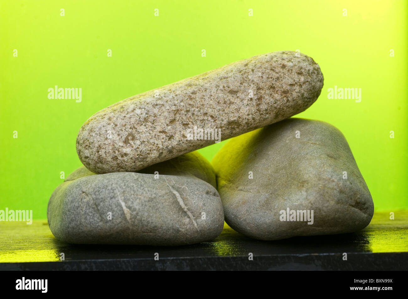 Giallo verde pila di rocce Foto Stock