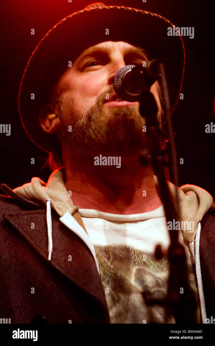 Rock Star John McCrea cantare durante un concerto con la sua band torta Foto Stock