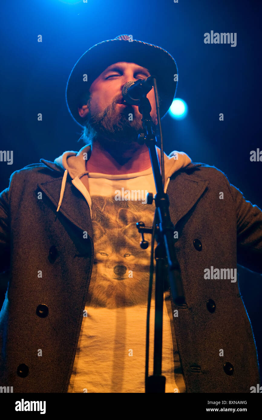 Rock Star John McCrea cantare durante un concerto con la sua band torta Foto Stock