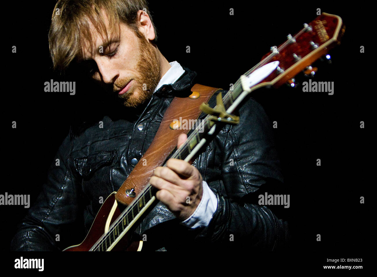 Tasti neri cantante e chitarrista Dan Auerbach esecuzione di musica dal vivo. Foto Stock