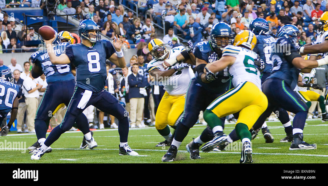 Matt Hasselbeck quarterback dei Seattle Seahawks gettando il calcio in un gioco di NFL contro il Green Bay Packers Foto Stock