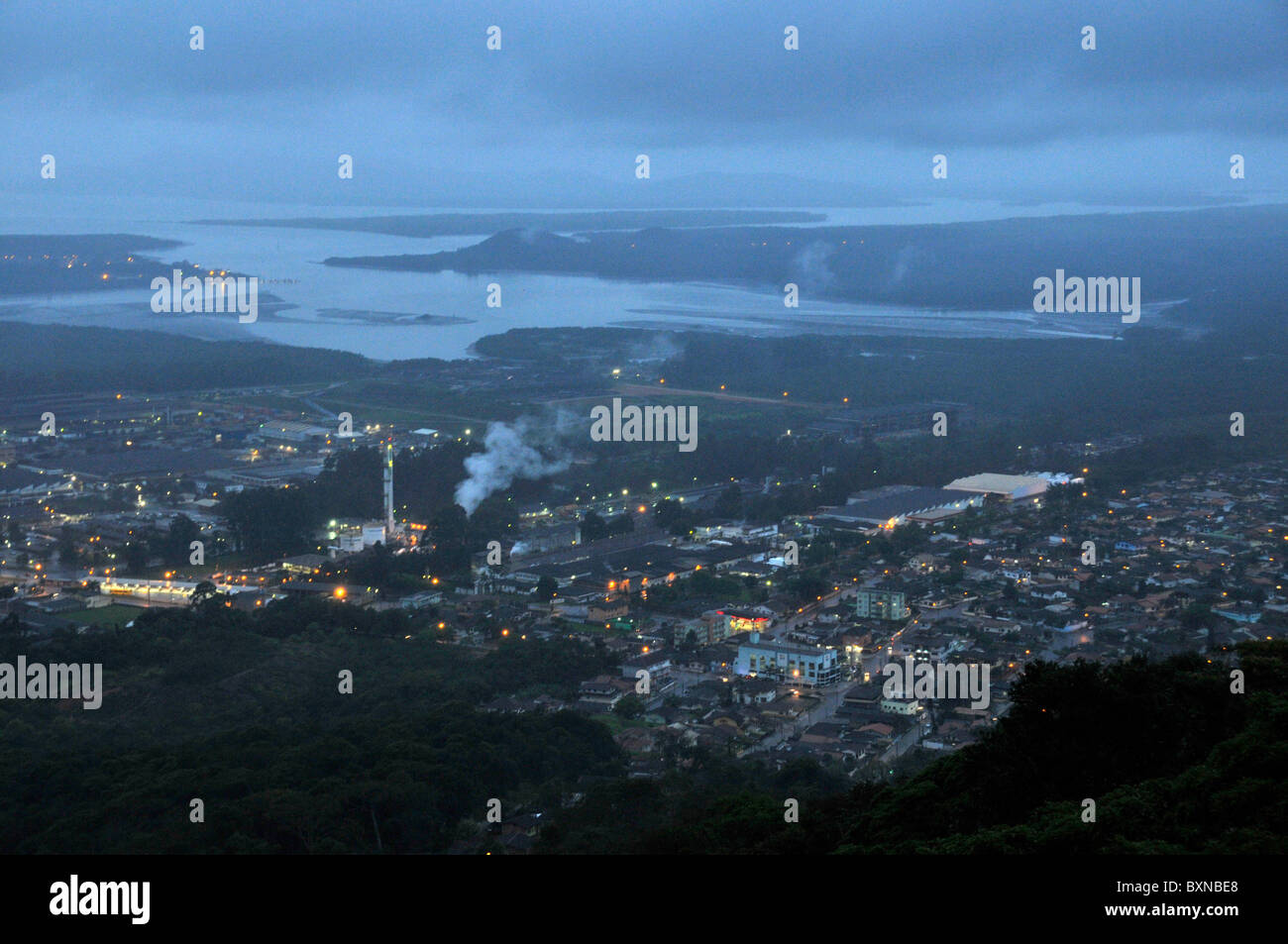 Vista aerea di Joinville al crepuscolo, Santa Catarina, Brasile Foto Stock