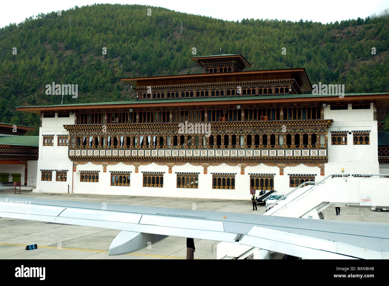 Il Bhutan è solo aeroporto, nella valle di Paro, è costruito in stile tradizionale e elegante Foto Stock