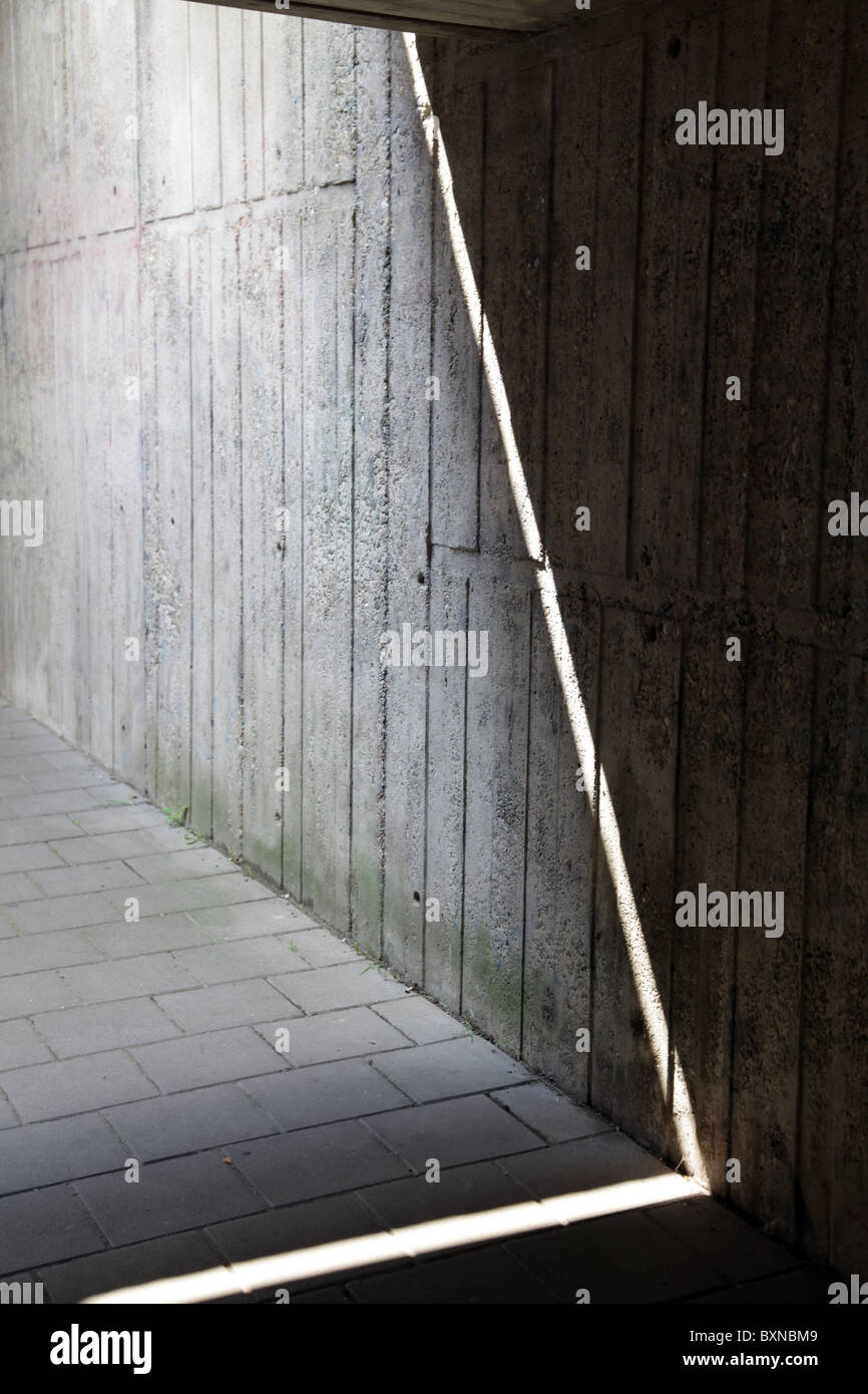 Passaggio di cemento penetrante raggio di luce ad Amsterdam Foto Stock