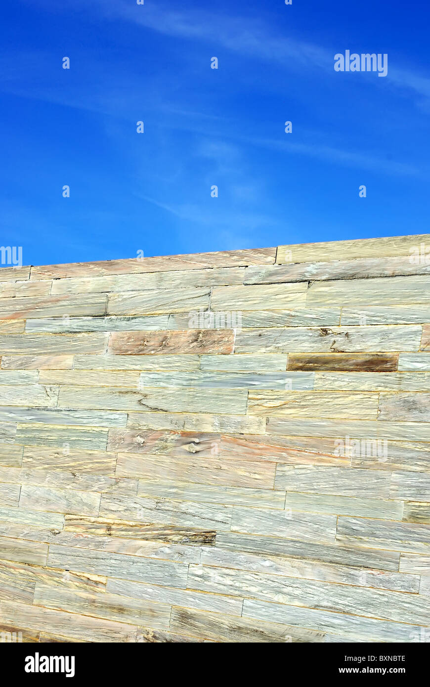 Muro di pietra e lo sfondo blu del cielo. Foto Stock