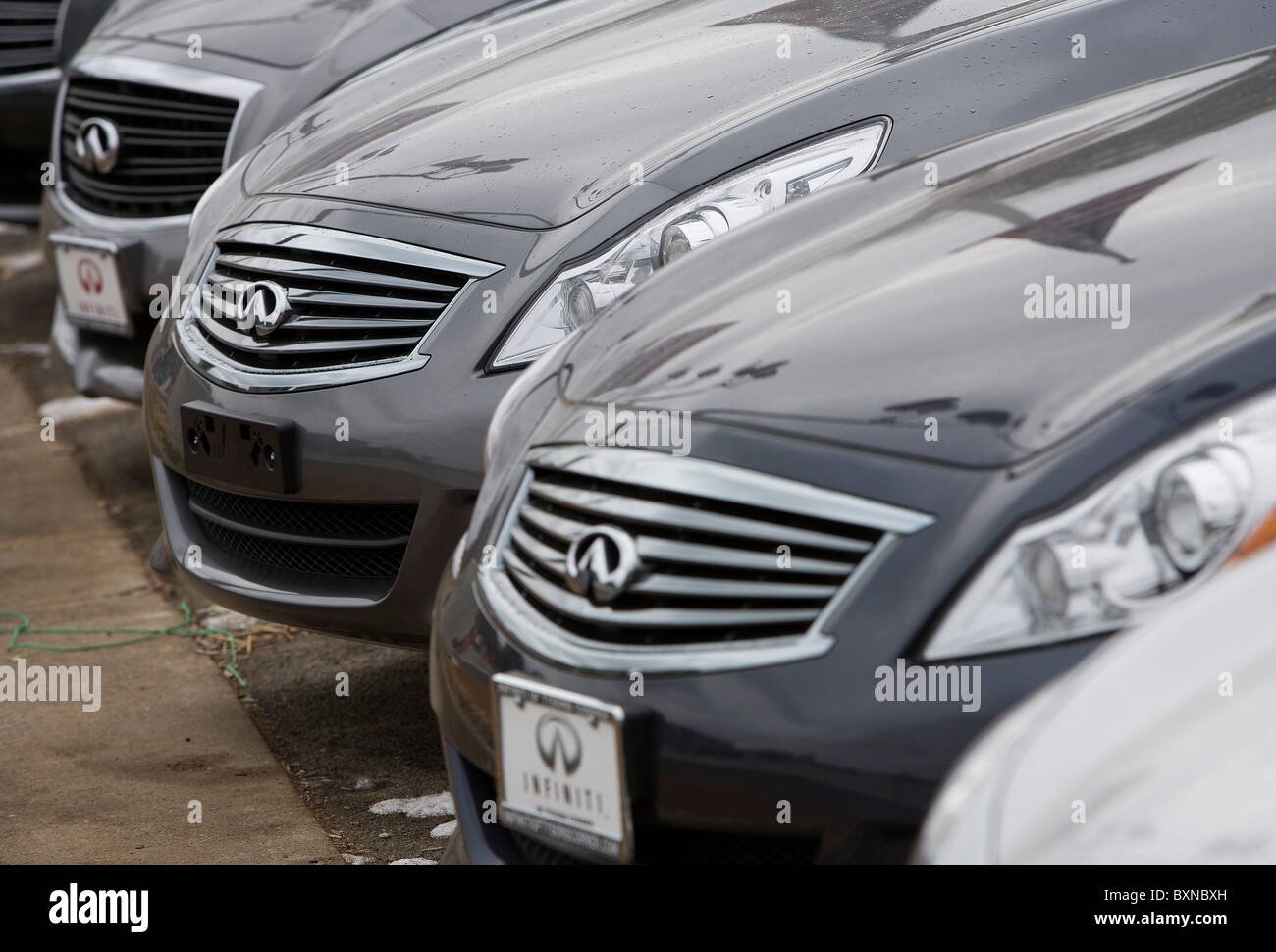 Un Infiniti concessionaria auto. Foto Stock