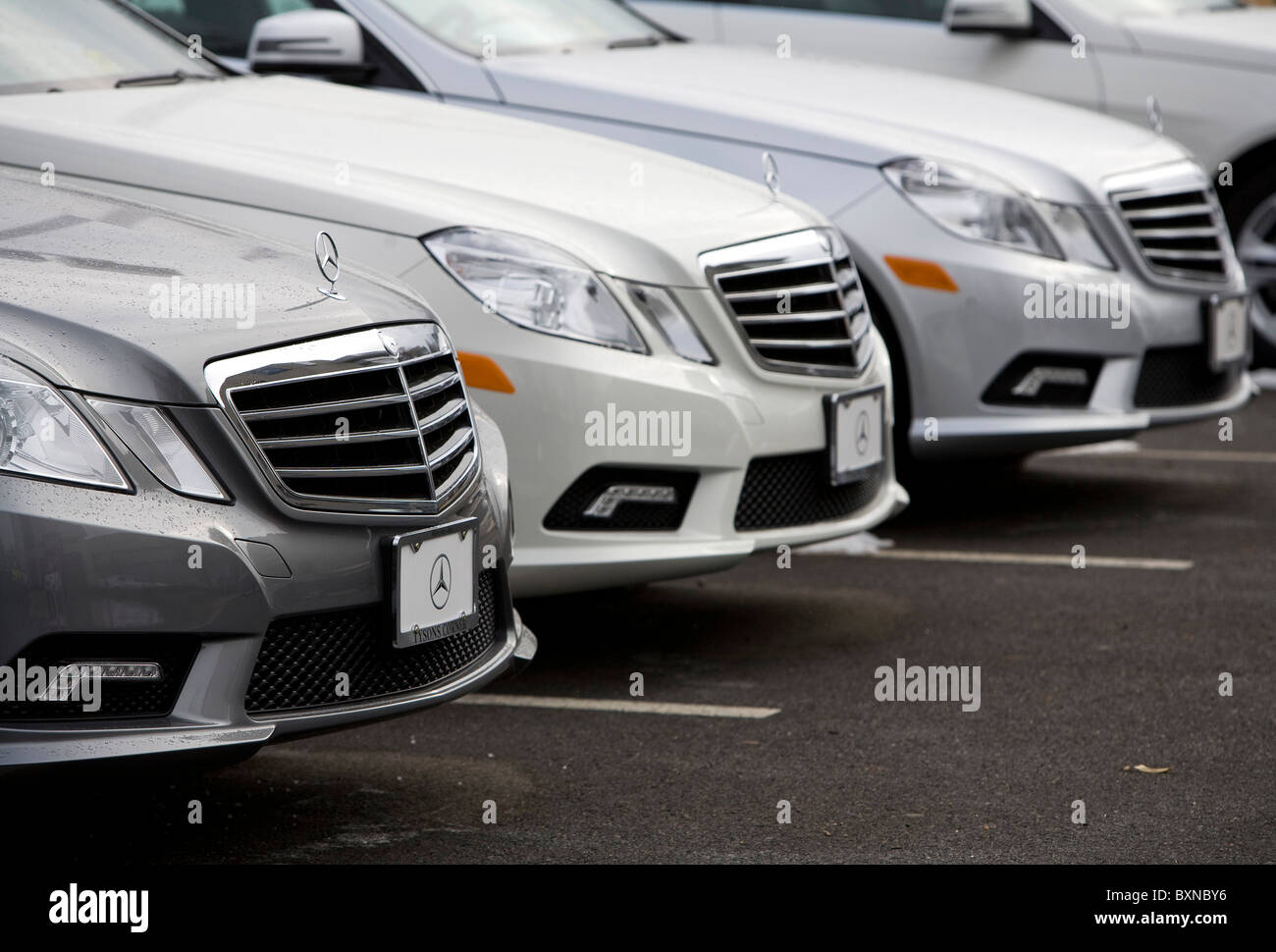 Una Mercedes-Benz concessionaria auto. Foto Stock