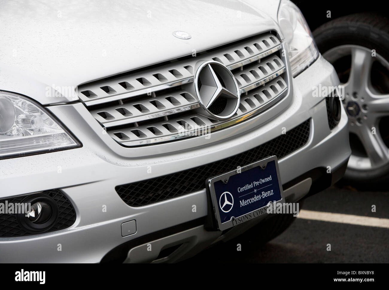 Una Mercedes-Benz concessionaria auto. Foto Stock