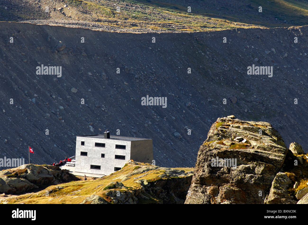 Rifugio di montagna Anenhuette controil dark pendenza di una morena laterale di un ghiacciaio, valley Loetschental, Vallese, Svizzera Foto Stock
