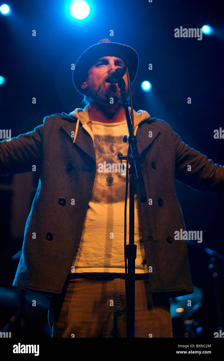 Rock Star John McCrea cantare durante un concerto con la sua band torta Foto Stock