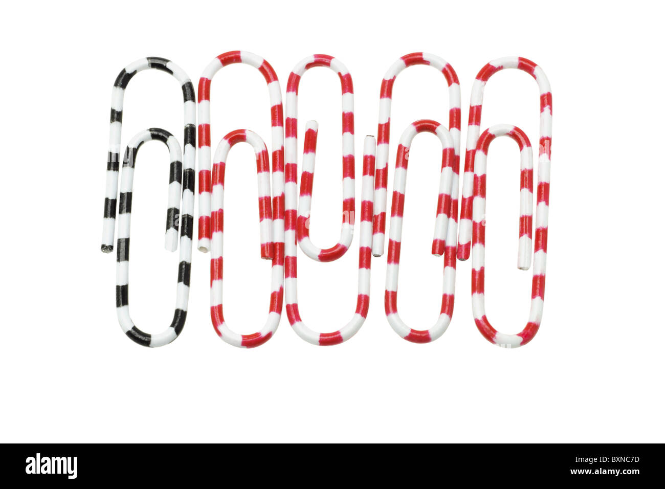Fermagli per carta con il rosso e il nero zebra strisce su sfondo bianco Foto Stock