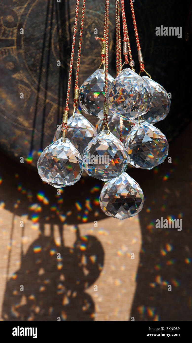 Finestra rotonda cristalli al di fuori di un negozio indiano. India Foto Stock
