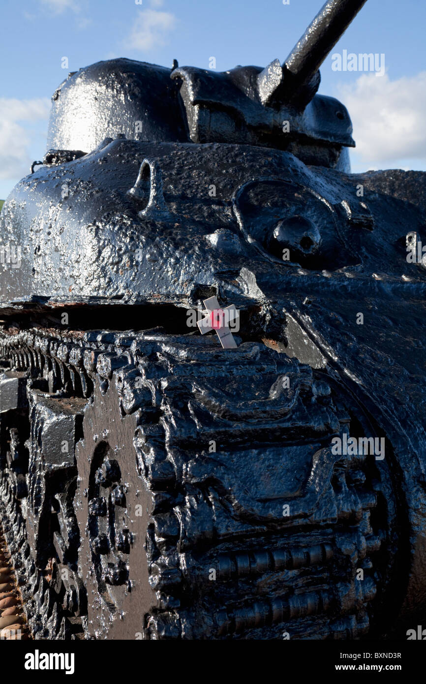 Monumento all'operazione Tiger durante gli sbarchi in Normandia nel 1944 - Un serbatoio Sherman recuperato (dettaglio), Torcross, Devon, Inghilterra, Regno Unito Foto Stock
