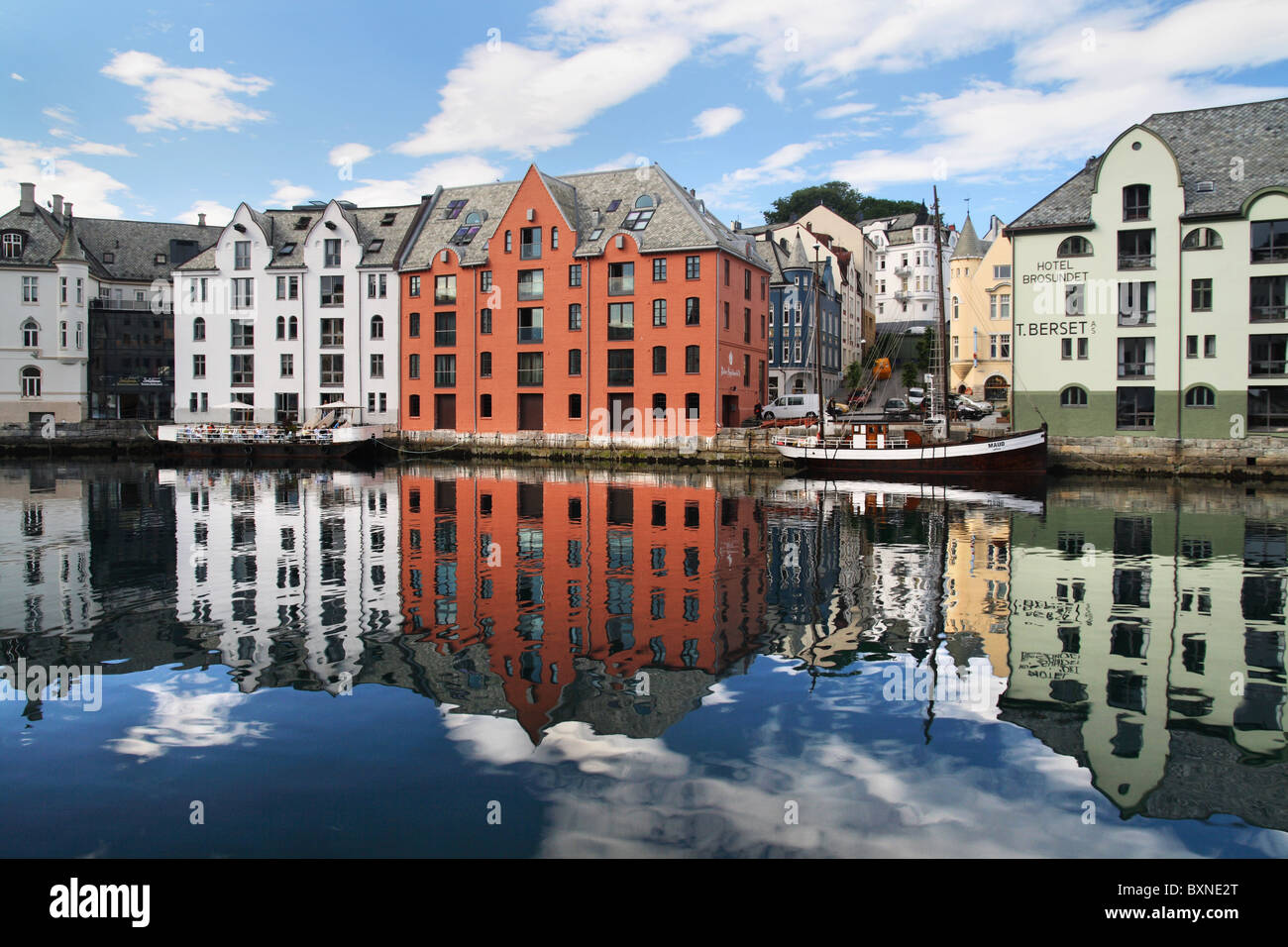 Alesund case e barche si riflette nel canale Foto Stock
