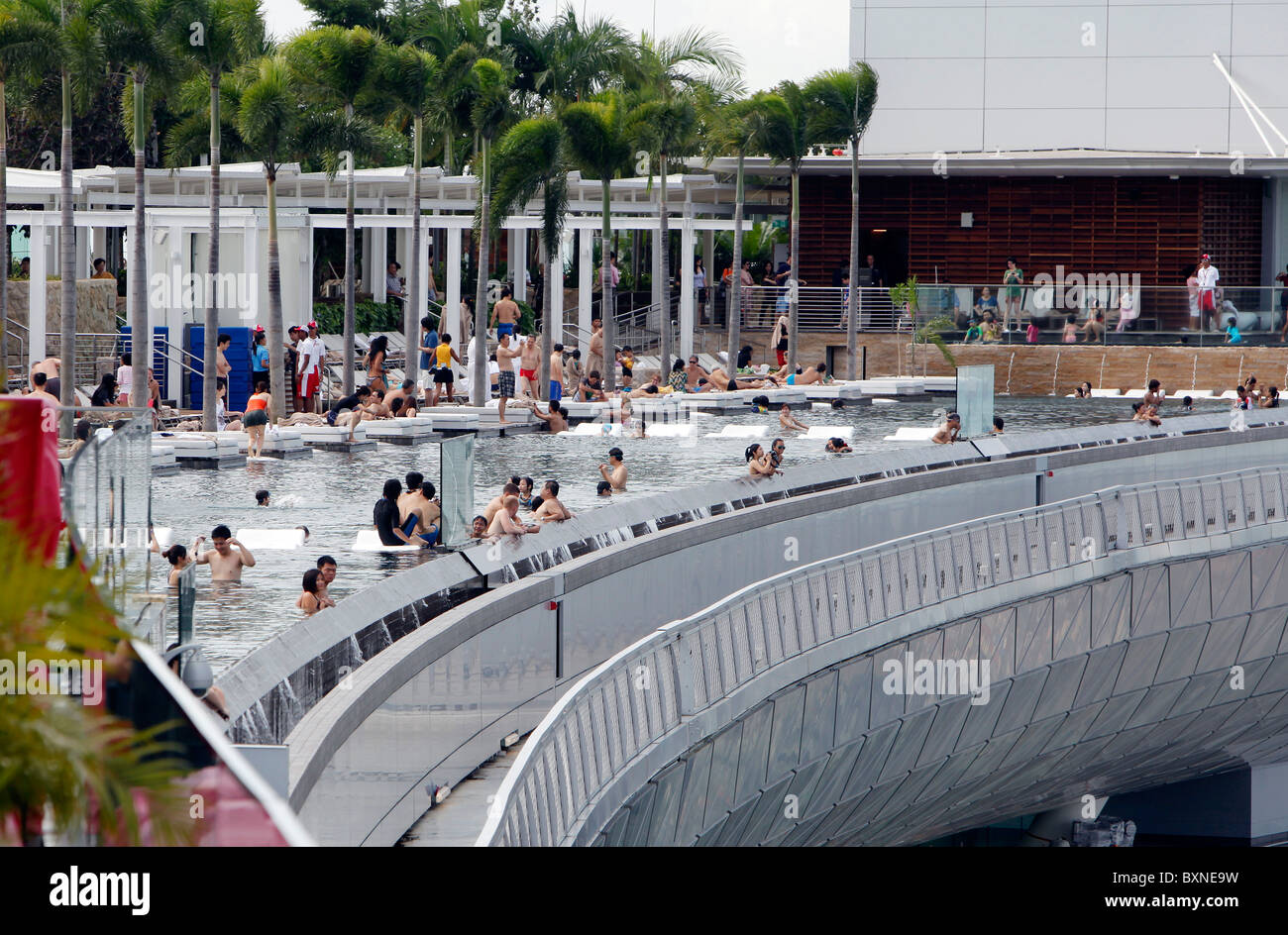 Il Marina Bay Sands Resort Hotel in Singapore. La piscina sul tetto dell'Hotel Foto Stock