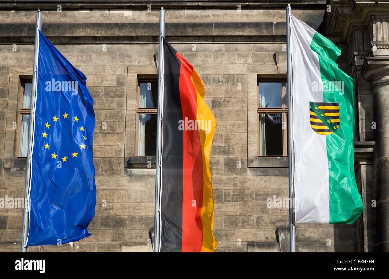 Germania Sassonia Dresda Fags dell Unione Europea Unione Europea Germania e Sassonia battenti sui pennoni di fronte Neues Standehaus Foto Stock