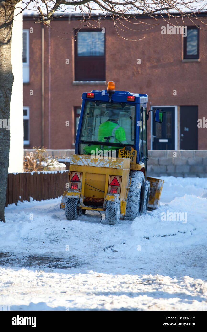 Consiglio sgombero neve operazioni.Montrose.diffusione di grinta e spazza la neve marciapiede Foto Stock